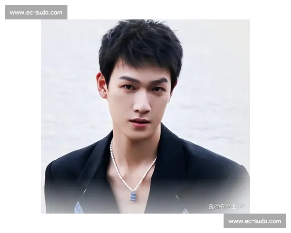 李昀锐寸头亮相：射箭钉靶心，帅得很有底气